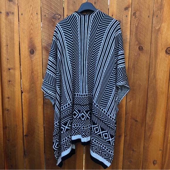 Just Jamie Black & White Geometric Ruana One Size - Picture 3 of 8